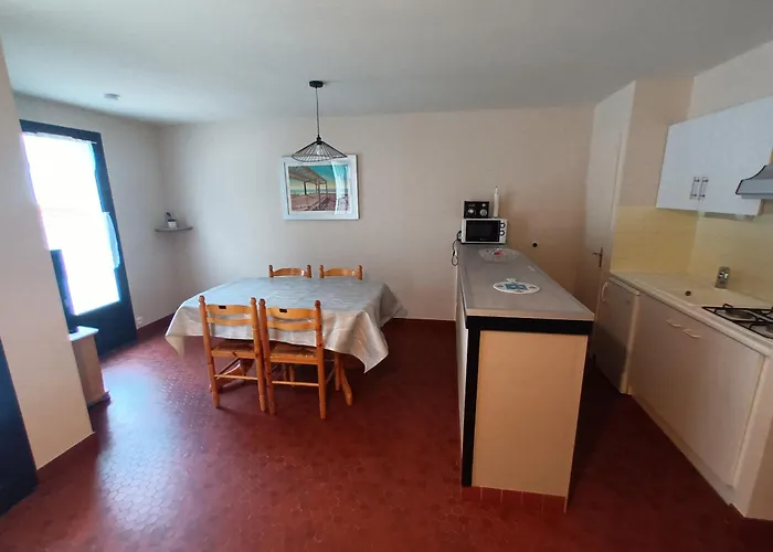 Maison Bord De Mer, Dans Impasse Au Calme D'une Residence. *