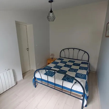 Maison Bord De Mer, Dans Impasse Au Calme D'une Résidence. *