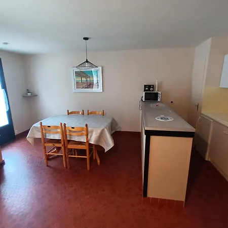 Maison Bord De Mer, Dans Impasse Au Calme D'une Residence. *